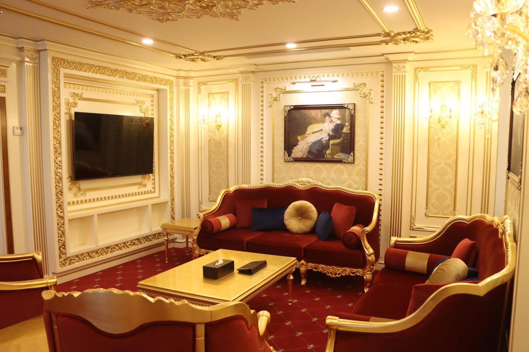 Cristal Erbil Hotel Extérieur photo A living room in the Presidential Suite