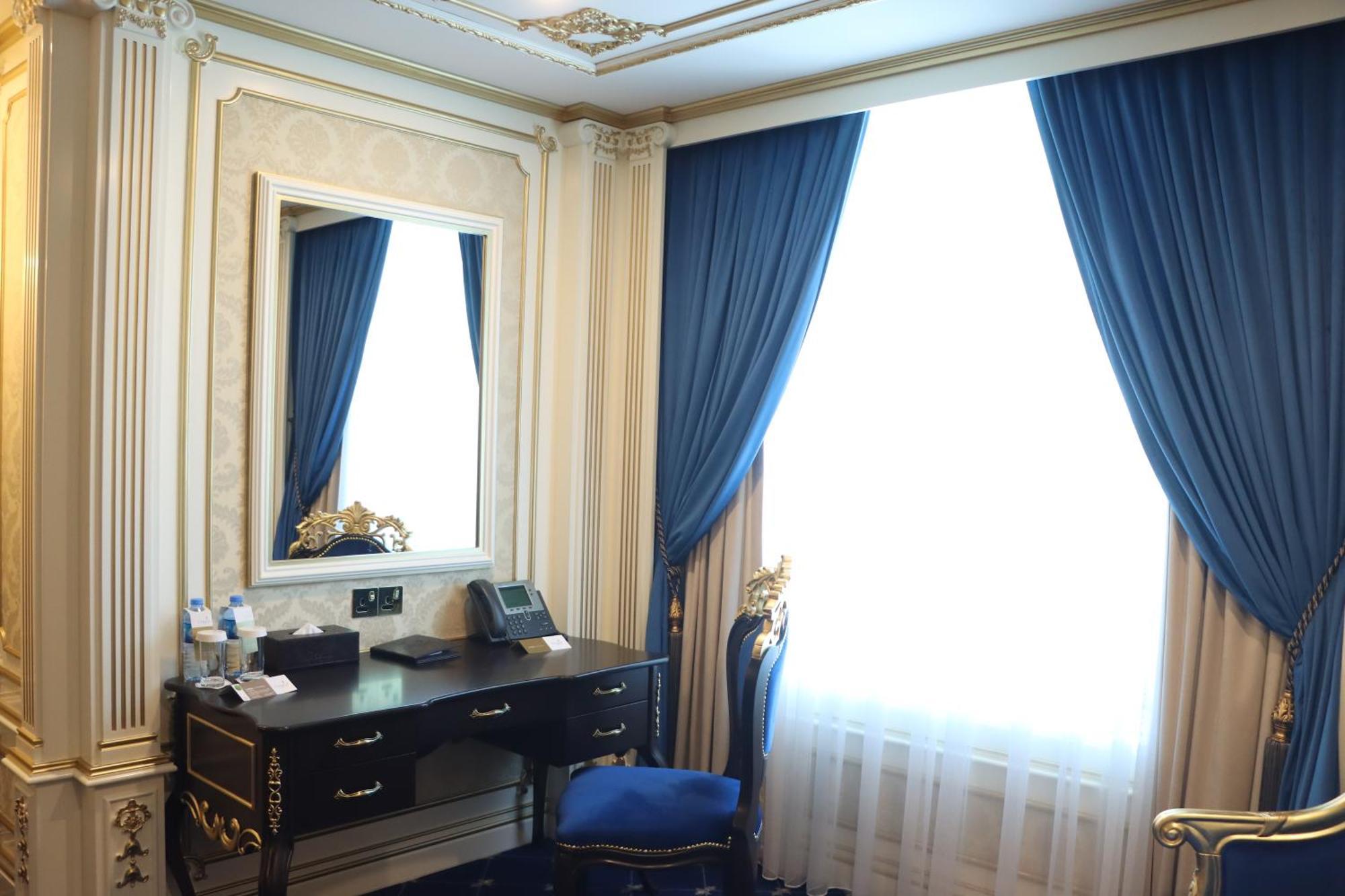 Cristal Erbil Hotel Extérieur photo A room in the hotel