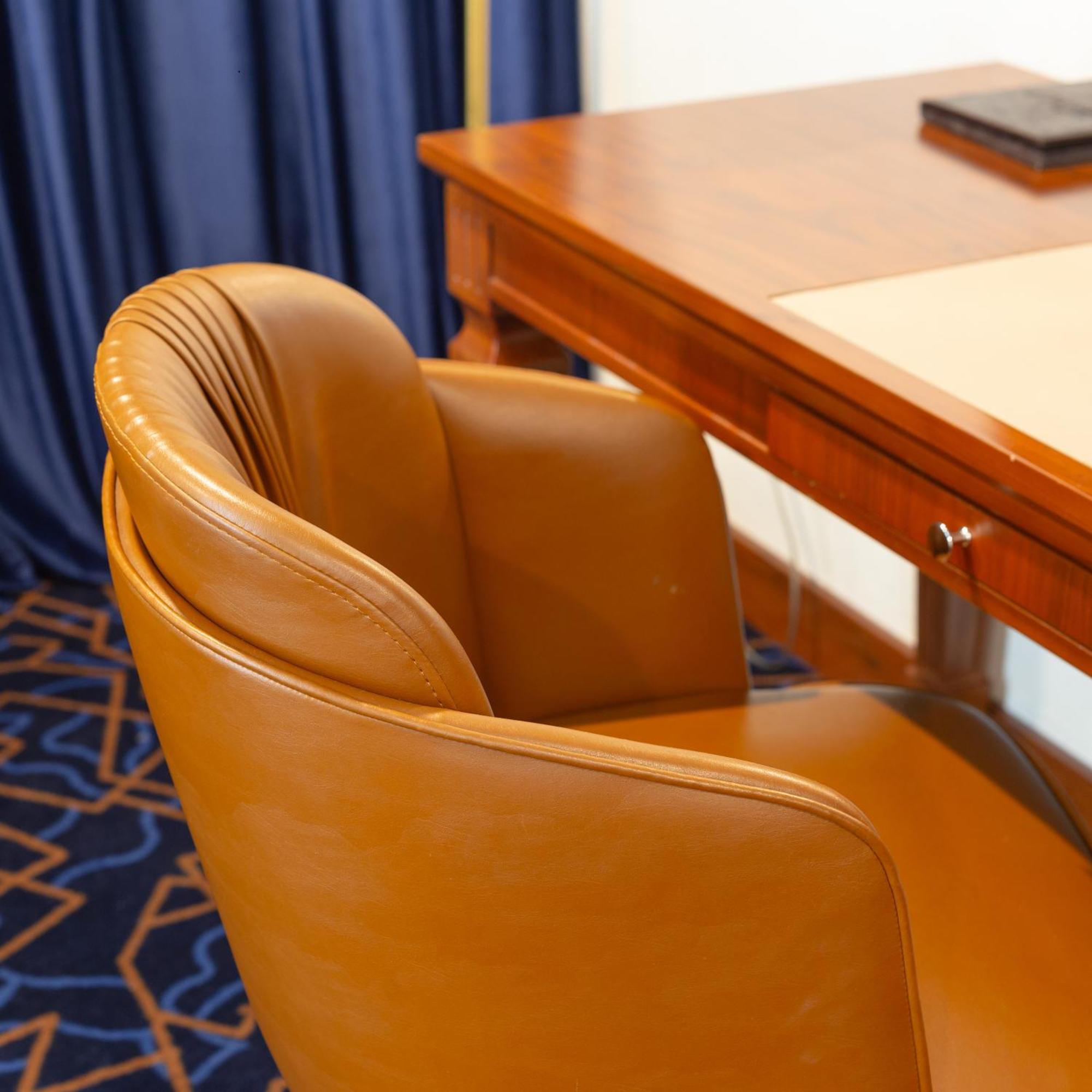 Cristal Erbil Hotel Extérieur photo A leather chair